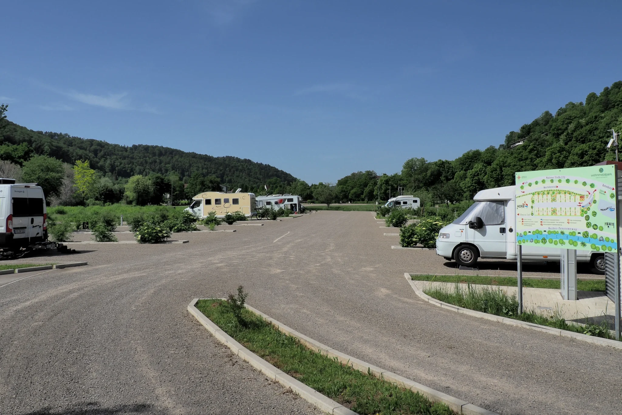 Die Stellplätze des Campingparkplatzes in Horb mit mehreren parkenden Wohnmobilen